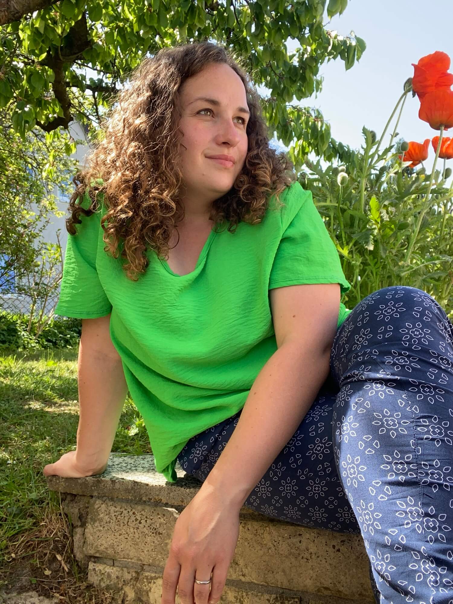 Frau sitzt im Garten, Selbstportrait