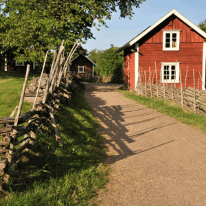Schwedenhaus im Sonnenuntergang, Naturweg, Naturzaun