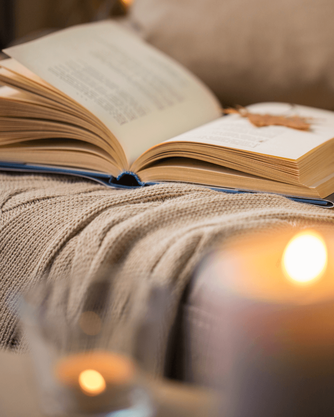 Couch mit Wolldecke und Buch