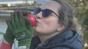 Frau mit Apfel in der Hand