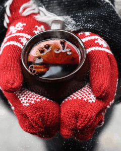 Tasse Glögg, rote Handschuhe