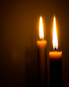 Zwei Kerzen in Dunkelheit