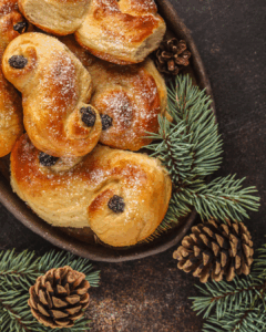 Luciagebäck auf Weihnachtstisch