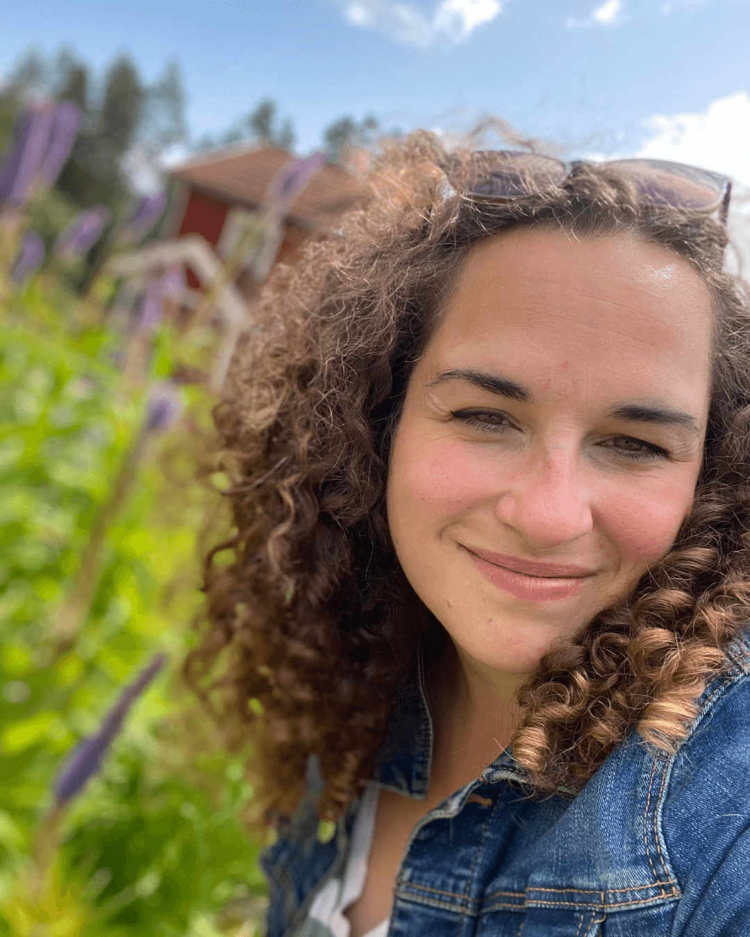 Frau mit schwedischem Garten im Hintergrund