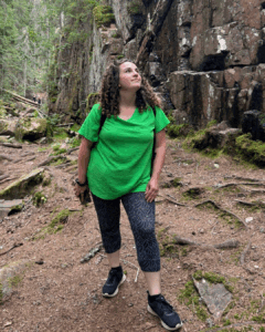 Frau in einer Waldschlucht