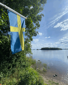 Schwedenfahne und See