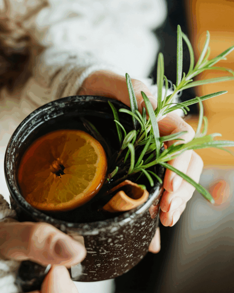 Tee mit Kräuterstängel