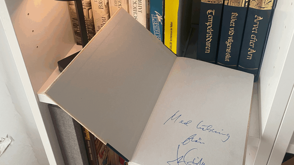 Aufgeschlagenes Buch mit Signatur