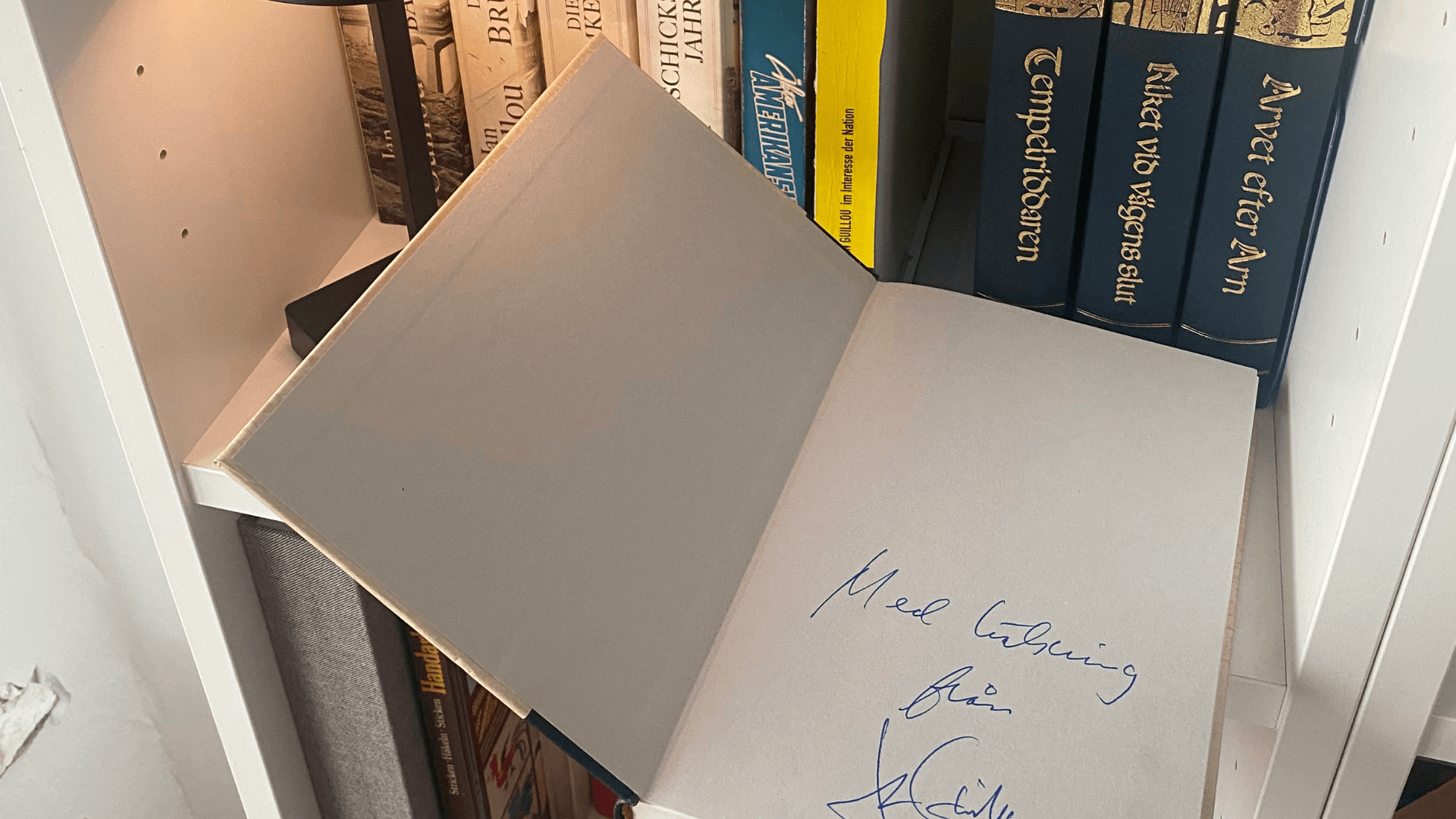 Aufgeschlagenes Buch mit Signatur